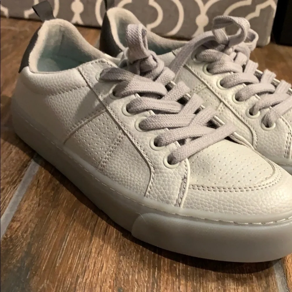 Old Navy Kids or Boys Size 3 Basic Everyday Gray Sneakers Casual NWOT EUC